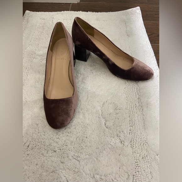I.Crew Velvet Pumps - Picture 1 of 5